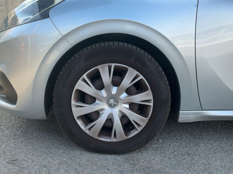 Peugeot 208 1.6 Blue-HDi Active Auto Ecole 2015 – снимка 3