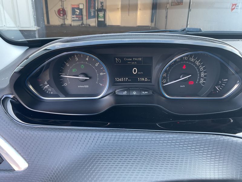 Peugeot 2008 1.2 PureTech Allure 2017 – снимка 18
