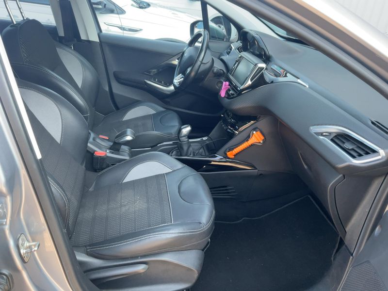 Peugeot 2008 1.2 PureTech Allure 2017 – снимка 16