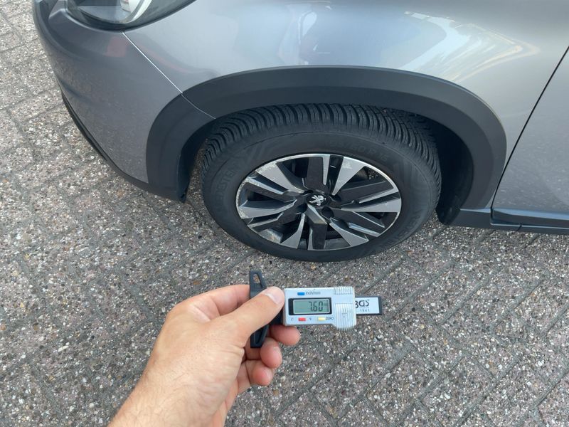 Peugeot 2008 1.2 PureTech Allure 2017 – снимка 3