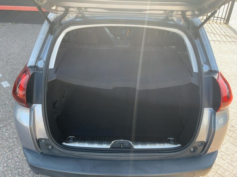 Peugeot 2008 1.2 PureTech Allure 2017 – снимка 15