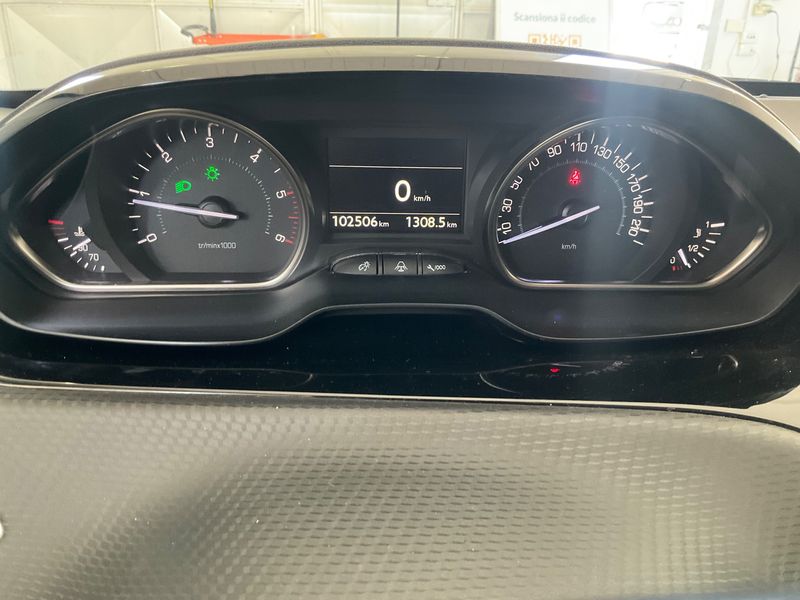 Peugeot 2008 1.6 Blue-HDi Allure 2016 – снимка 18