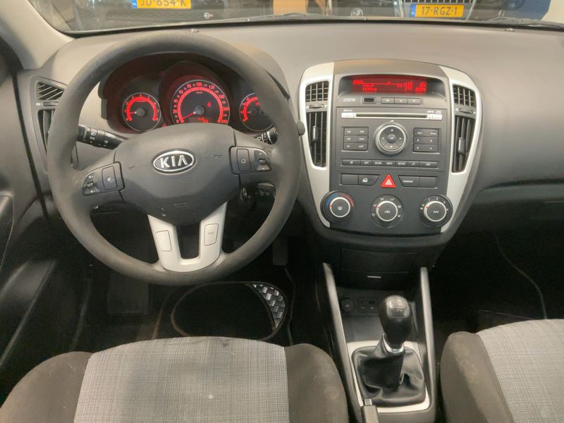 Kia cee'd 1.4 Spirit 2011 – снимка 17