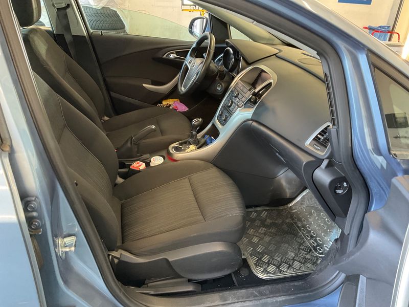 Opel Astra 1.4 Turbo Edition 2010 – снимка 3