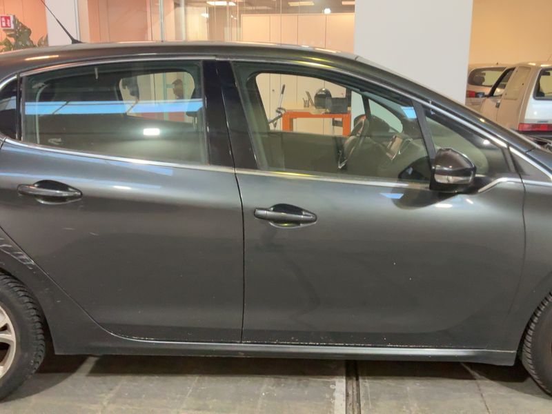 Peugeot 208 1.6 e-HDi Allure 2012 – снимка 10
