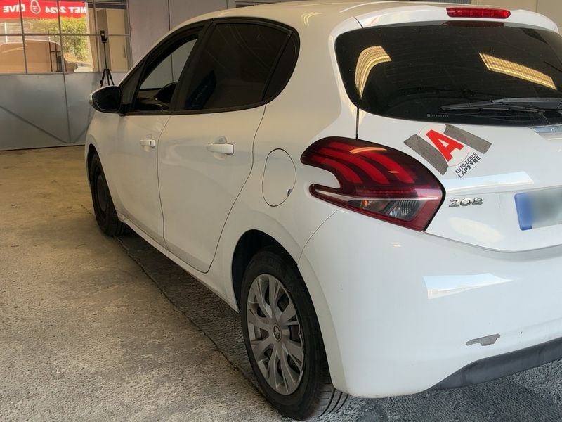 Peugeot 208 1.6 Blue-HDi Active Auto Ecole 2018 – снимка 6