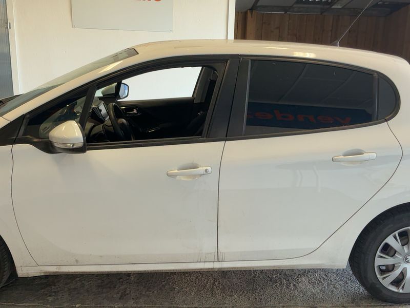 Peugeot 208 1.6 Blue-HDi Active Auto Ecole 2018 – снимка 4