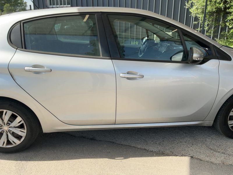 Peugeot 208 1.6 Allure 2015 – снимка 10