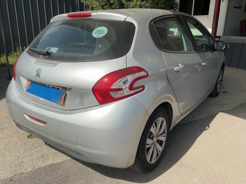 Peugeot 208 1.6 Allure 2015 – снимка 8