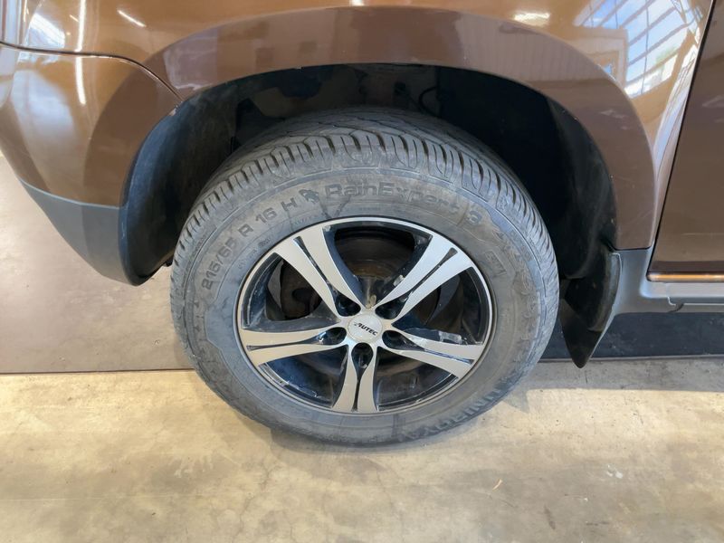 Dacia Duster 1.6 Laureate 4x4 2011 – снимка 3