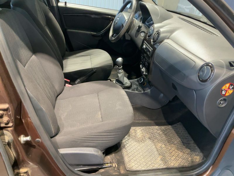 Dacia Duster 1.6 Laureate 4x4 2011 – снимка 17