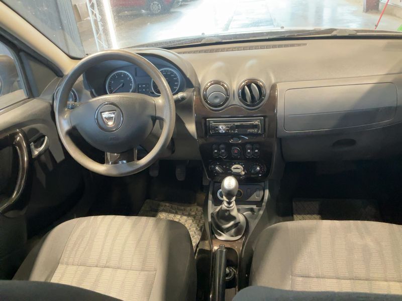 Dacia Duster 1.6 Laureate 4x4 2011 – снимка 18
