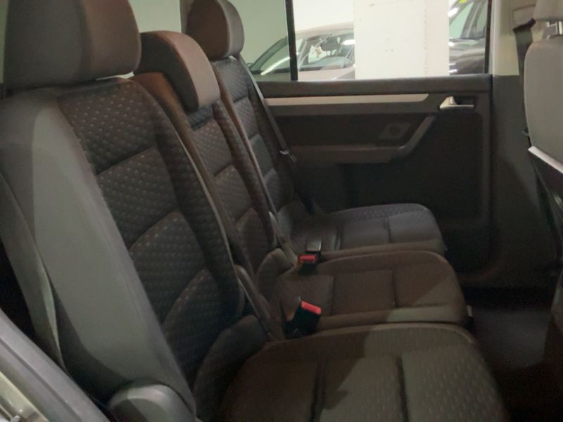 Volkswagen Touran 2.0 TDI Trendline 2009 – снимка 19