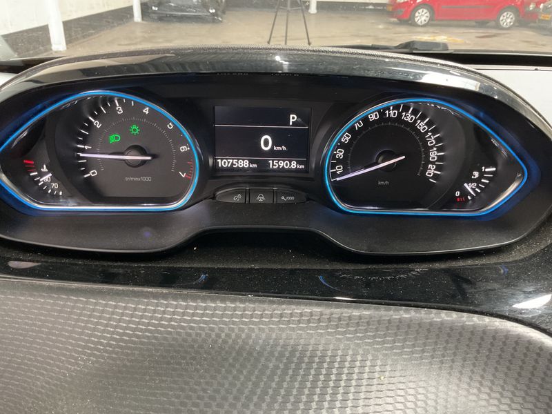 Peugeot 2008 1.2 PureTech Allure 2018 – снимка 18