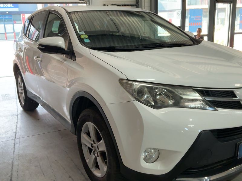 Toyota RAV 4 2.0 D-4D Life 2014 – снимка 12