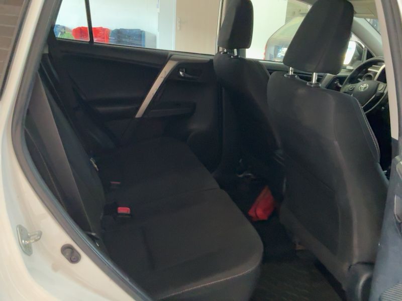 Toyota RAV 4 2.0 D-4D Life 2014 – снимка 19