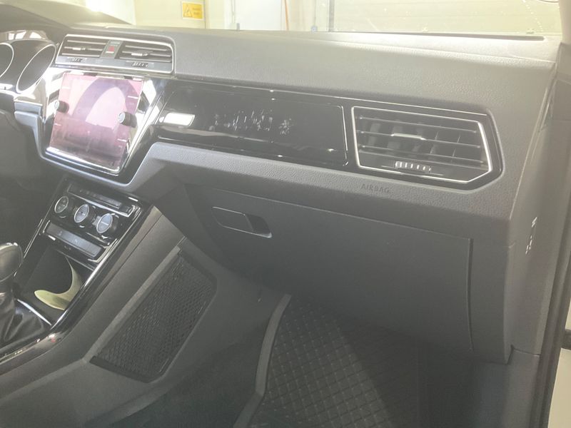 Volkswagen Touran 2.0 TDI Highline BlueMotion Tech 2019 – снимка 32