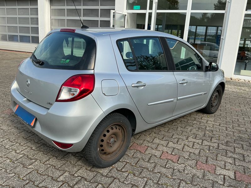 Renault Clio 1.2 Dynamique 2011 – снимка 2