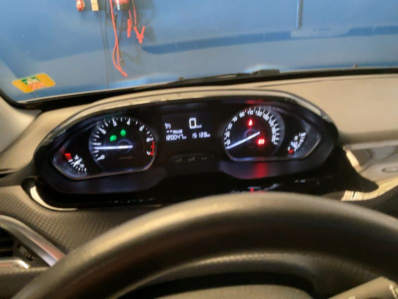Peugeot 2008 1.2 VTi Access 2016 – снимка 18