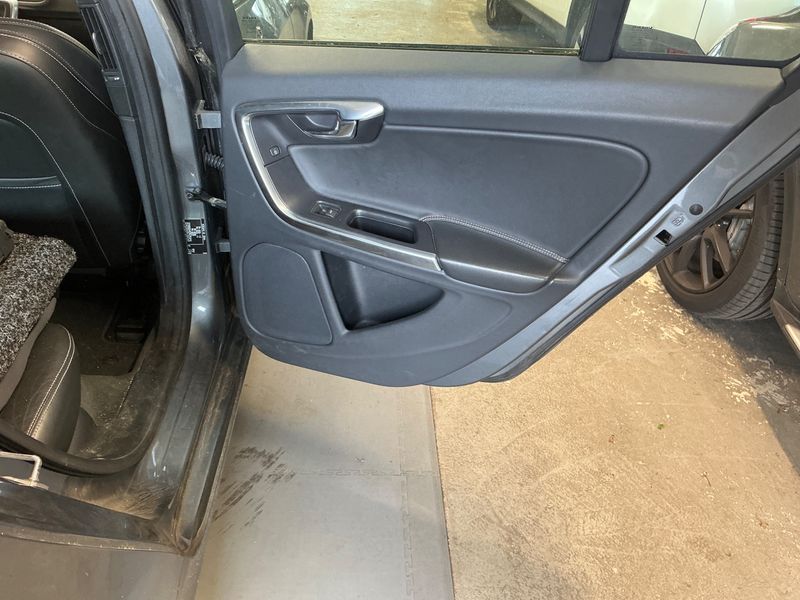Volvo V60 2.0 D3 Linje Svart 2016 – снимка 34