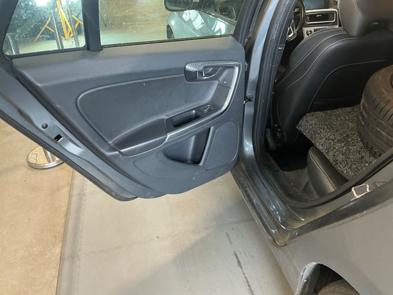 Volvo V60 2.0 D3 Linje Svart 2016 – снимка 35