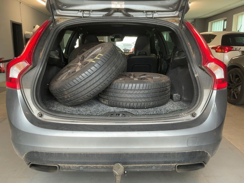 Volvo V60 2.0 D3 Linje Svart 2016 – снимка 16