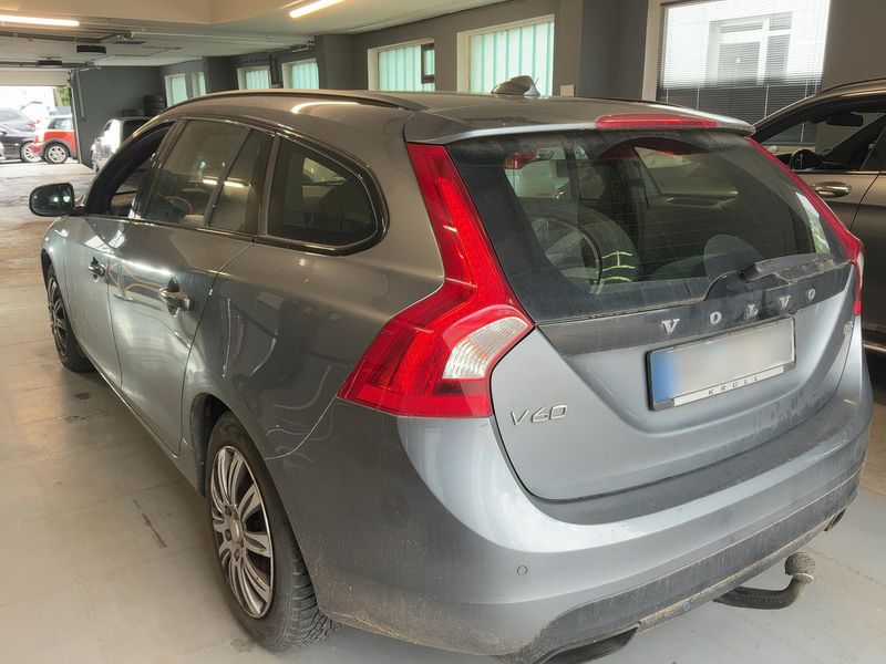 Volvo V60 2.0 D3 Linje Svart 2016 – снимка 6