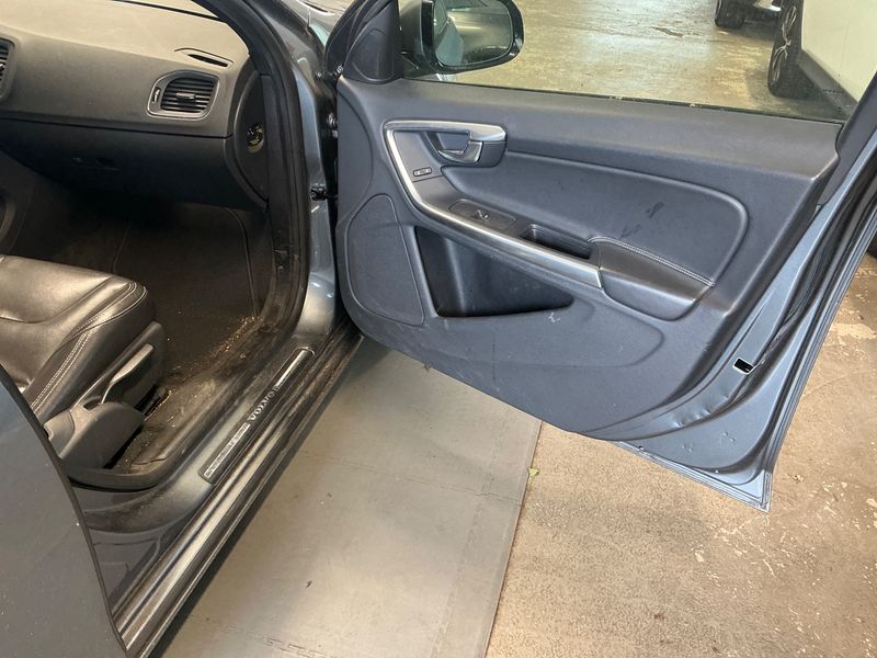 Volvo V60 2.0 D3 Linje Svart 2016 – снимка 29