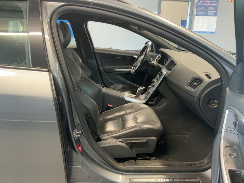 Volvo V60 2.0 D3 Linje Svart 2016 – снимка 17