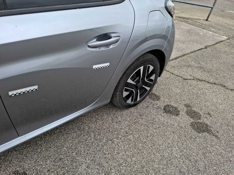 Peugeot 208 1.2 PureTech Allure 2024 – снимка 36