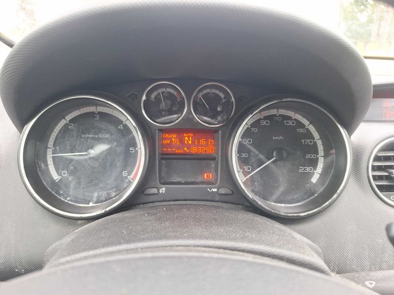 Peugeot 308 1.6 HDi Premium 2011 – снимка 12
