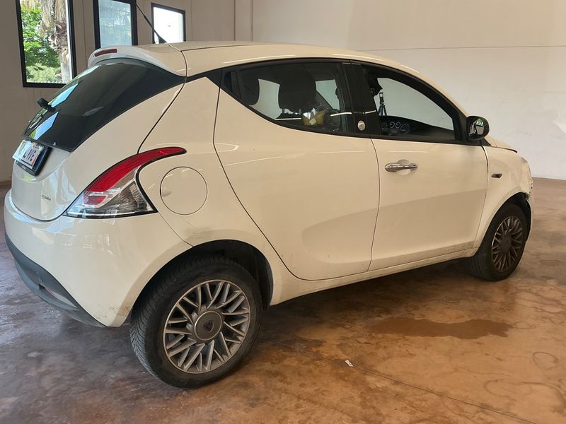 Lancia Ypsilon 0.9 TwinAir Gold 2013 – снимка 2