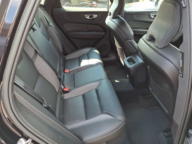 Volvo XC60 2.0 B4 Mild-Hybrid Plus Dark 2WD 2022 – снимка 14