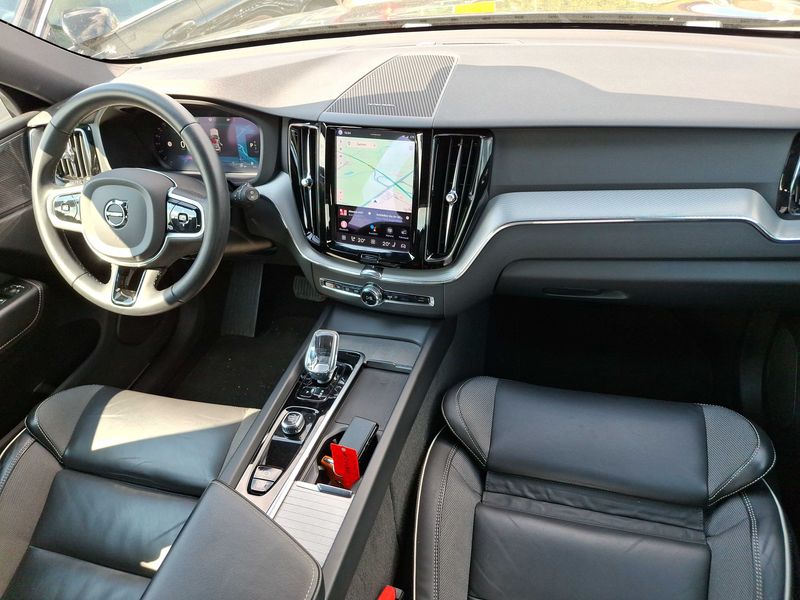 Volvo XC60 2.0 B4 Mild-Hybrid Plus Dark 2WD 2022 – снимка 11
