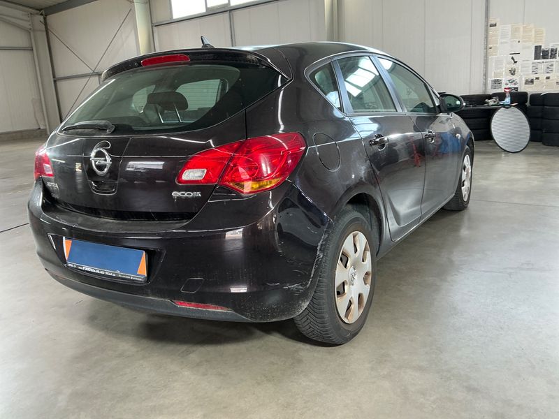 Opel Astra 1.7 CDTI Selection 2012 – снимка 2