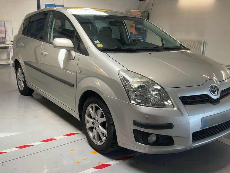 Toyota Corolla Verso 2.2 D-4D Les bleus 2008 – снимка 12