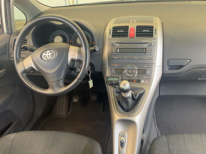 Toyota Auris 2.0 D-4D Active 2009 – снимка 17