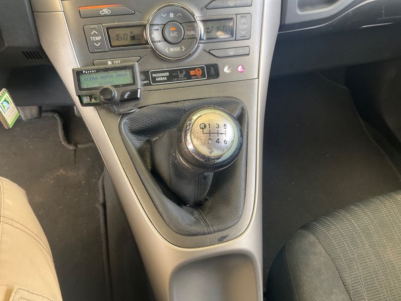 Toyota Auris 2.0 D-4D Active 2009 – снимка 25