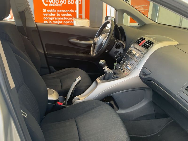 Toyota Auris 2.0 D-4D Active 2009 – снимка 16
