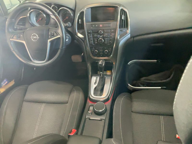 Opel Astra 2.0 CDTI Innovation 2011 – снимка 17