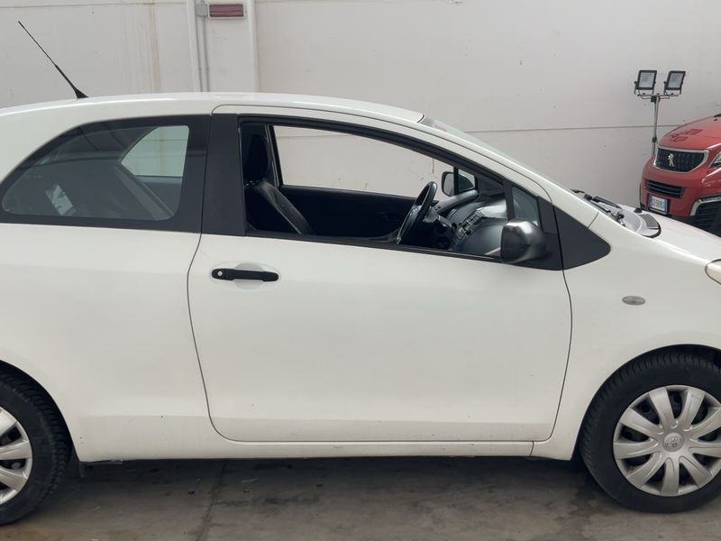Toyota Yaris 1.4 D-4D Active 2014 – снимка 10