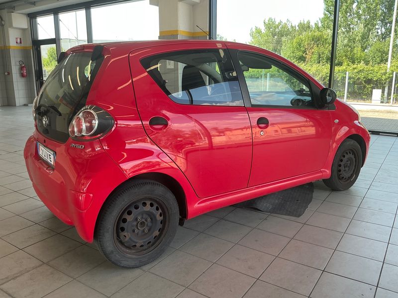 Toyota Aygo 1.0 Now 2011 – снимка 2