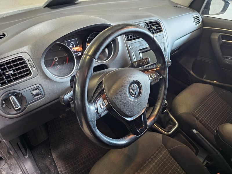 Volkswagen Polo 1.4 TDI Comfortline BlueMotion Tech 2015 – снимка 27