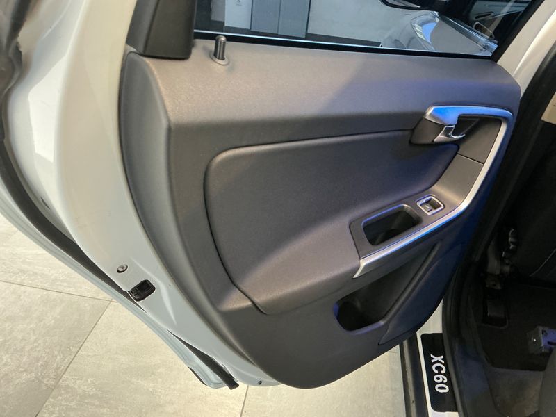 Volvo XC60 2.4 D5 Momentum AWD 2010 – снимка 28