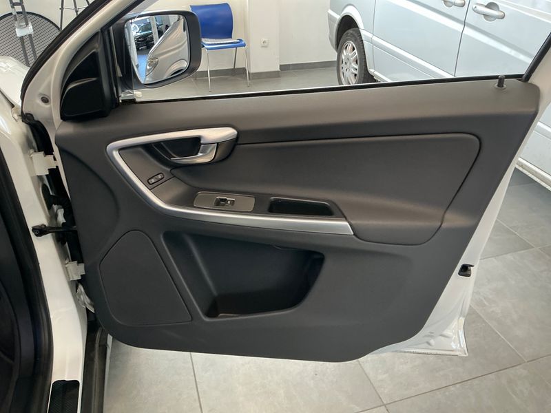 Volvo XC60 2.4 D5 Momentum AWD 2010 – снимка 25