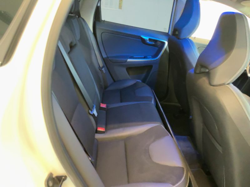 Volvo XC60 2.4 D5 Momentum AWD 2010 – снимка 20