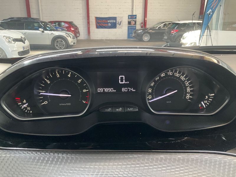 Peugeot 2008 1.2 e-THP Style 2019 – снимка 18