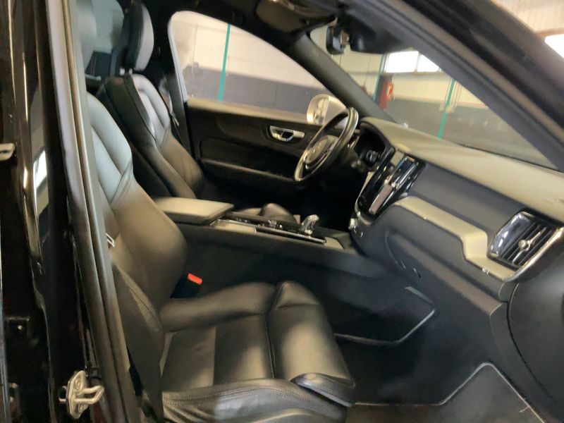 Volvo XC60 2.0 T6 Plug-in Hybrid R-Design AWD 2018 – снимка 16