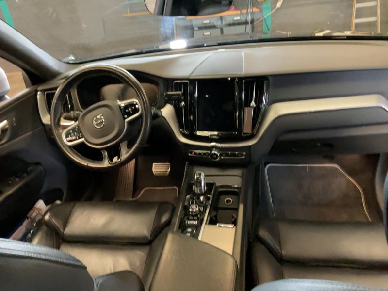 Volvo XC60 2.0 T6 Plug-in Hybrid R-Design AWD 2018 – снимка 17