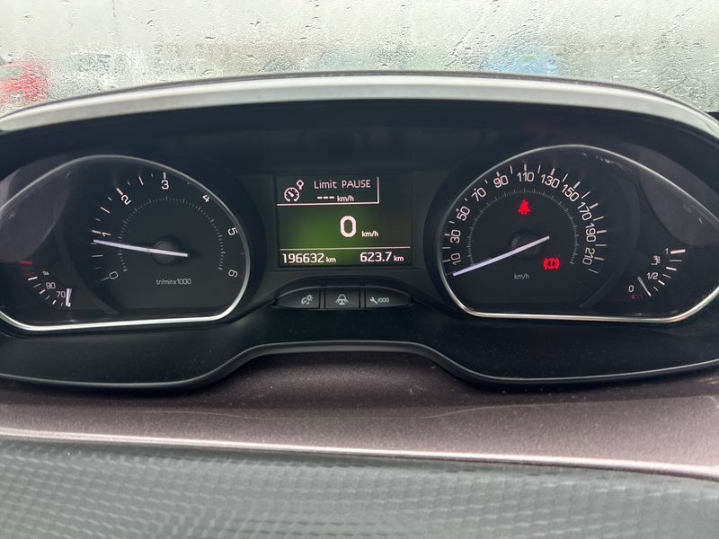 Peugeot 2008 1.6 e-HDi Style 2015 – снимка 12